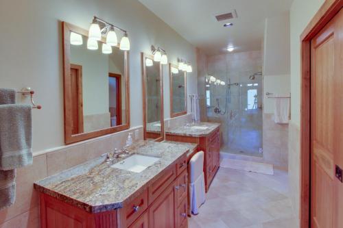 Legends - Simply Perfect Elkhorn Retreat - image 7
