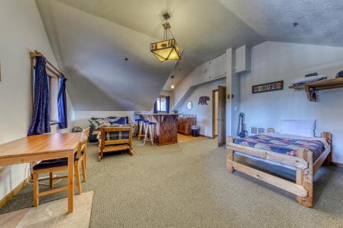 Little Trail Lodge - Unit B - image 3