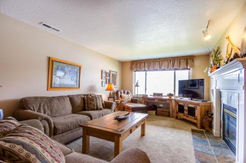 Lazy on the Lakefront (F205) - Apartment - Twin Beaches