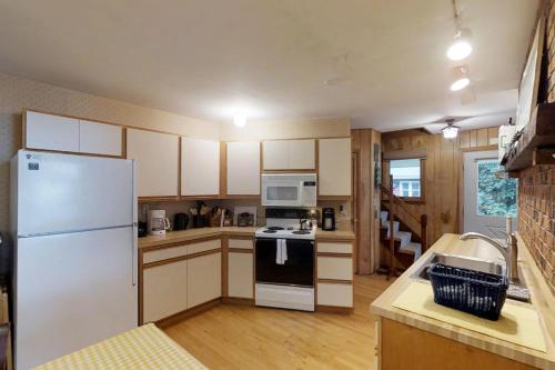Southern Point Cottage at Inselheim Road in South Hero, USA
