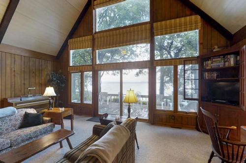 Southern Point Cottage at Inselheim Road in South Hero, USA