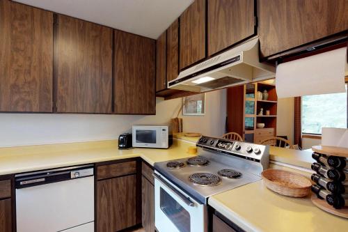 Shaver Haven Condominium - main image