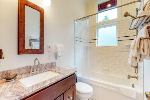 Saratoga Passage Bungalow - image 7