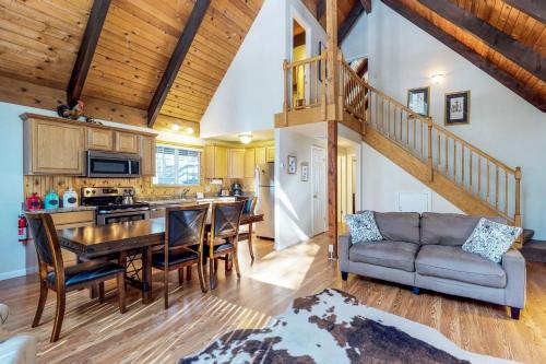Charming Tahoe Chalet in ทาโฮ วัลเลย์
