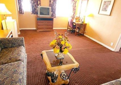 Parkway Inn Philadelphia Airport The 2-star Parkway Inn Springfield offers comfort and convenience whether youre on business or holiday in Springfield (PA). The property features a wide range of facilities to make your stay a pleasa