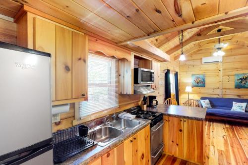 Rocky Creek Cabin A - image 3