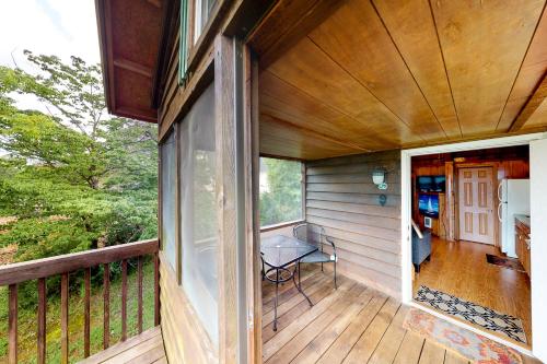 Rocky Creek Cabin B - image 6