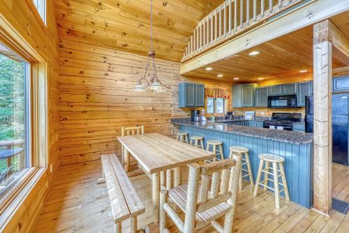 Contemporary ADK 5 Bedroom Chalet on Schroon