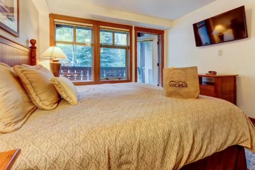 Eagle Springs East 207: Resting Moose Suite - image 2