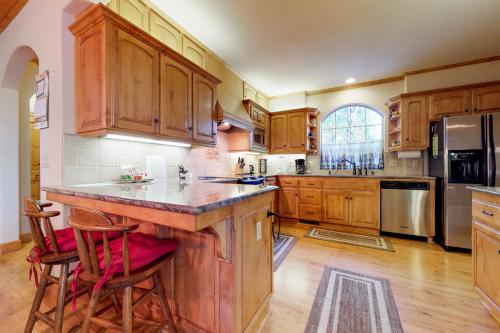 New England Cottage in Shaver Lake (CA)