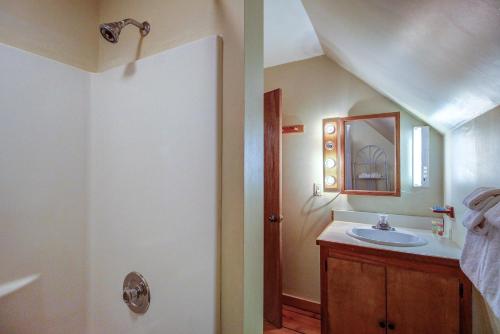 Amato Carriage House, Upper Level