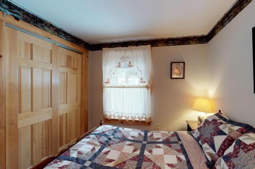 Beaver Cove Cabin - image 2