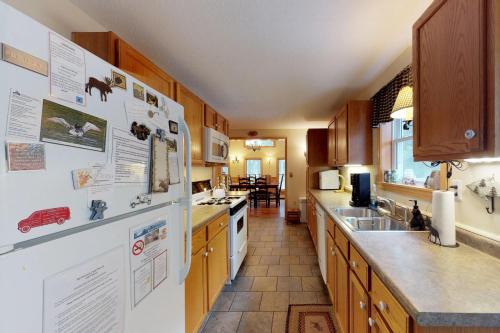 Beaver Cove Cabin - image 3