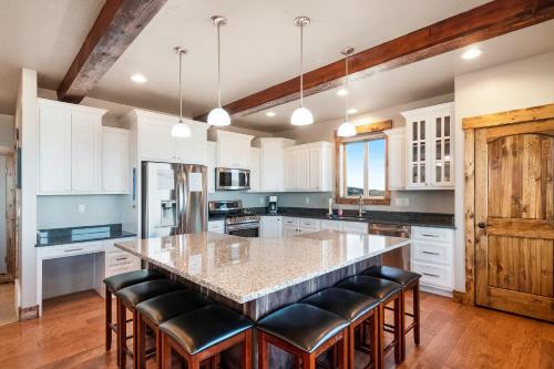 7 Bed 5 Bath Vacation home in Fish Haven - image 5