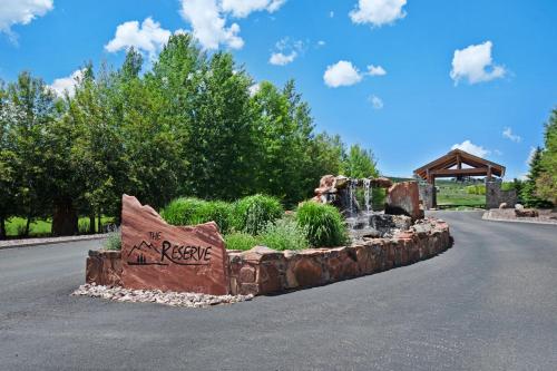 7 Bed 5 Bath Vacation home in Fish Haven - image 8
