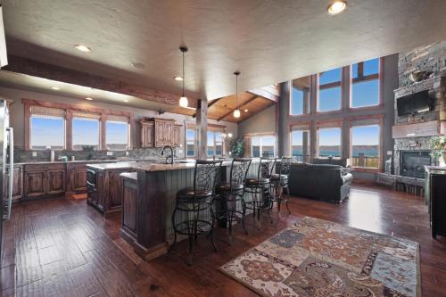 9 Bed 5 Bath Vacation home in Fish Haven - image 8