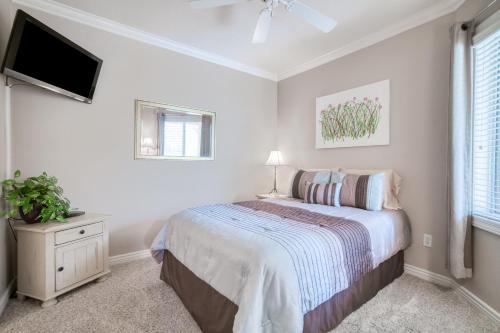 Pristine Top Floor Condo With Access To Clubhouse & Pools - image 7