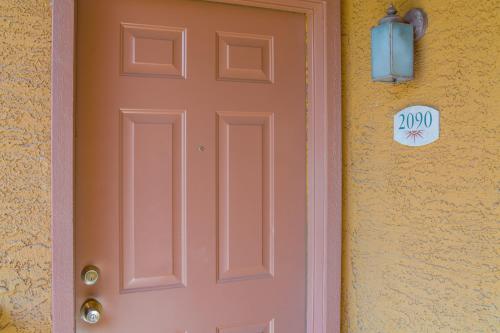 Pristine Top Floor Condo With Access To Clubhouse & Pools