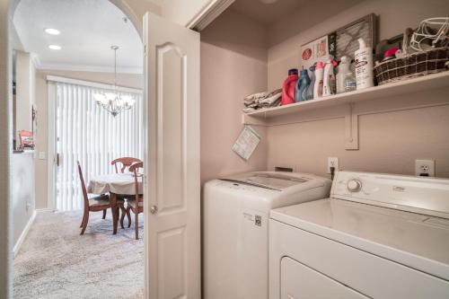 Pristine Top Floor Condo With Access To Clubhouse & Pools - image 5