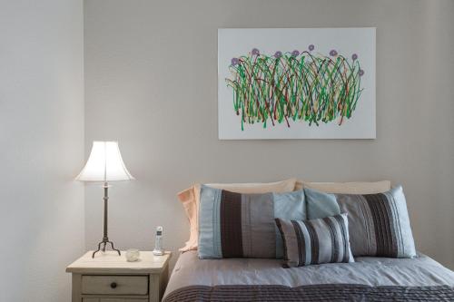 Pristine Top Floor Condo With Access To Clubhouse & Pools