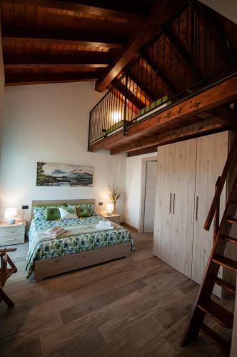 1 queen bed, 1 twin bed