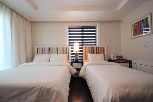 hotel bineri st rruga e zejtareve 11 janari gjirokaster albania al 6001 champs elysees guesthouse n