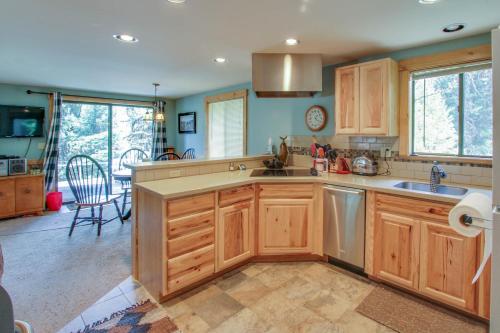 Huckleberry Riverfront Cabin - main image