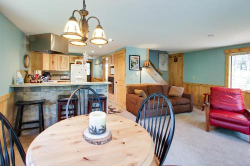 Huckleberry Riverfront Cabin - image 2