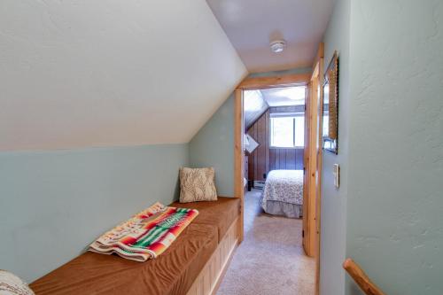 Huckleberry Riverfront Cabin - image 6