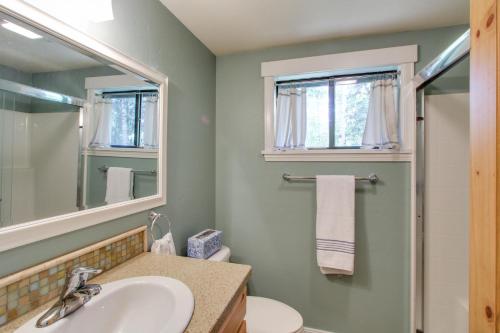 Huckleberry Riverfront Cabin - image 7