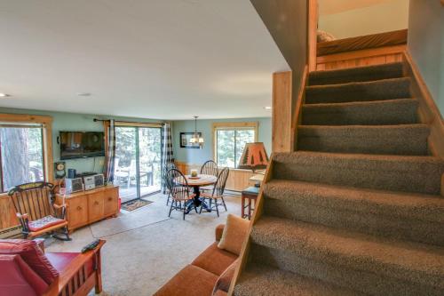 Huckleberry Riverfront Cabin - image 9