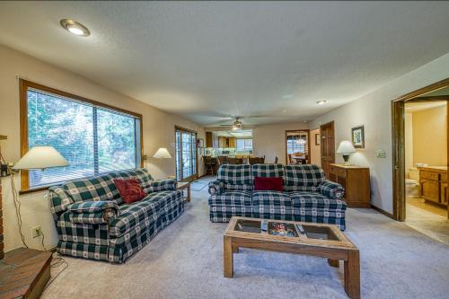 Peaceful Pinewood Retreat - image 2