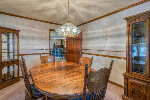 Peaceful Pinewood Retreat - image 4