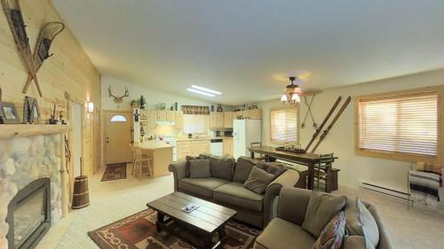 Strawberry Log Cabin Retreat - image 4