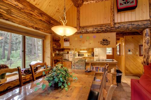 Bear Hollow Cabin in Tacoma, USA