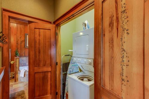 Barbie Ann's Hideaway Cabin - image 8