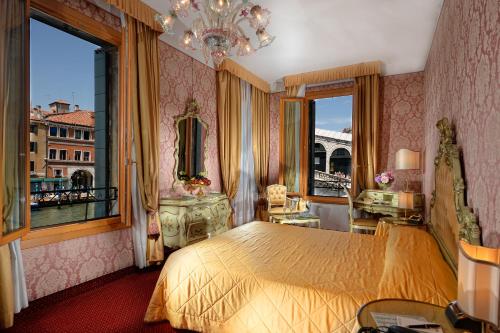 Junior Suite with Grand Canal View - no smoking