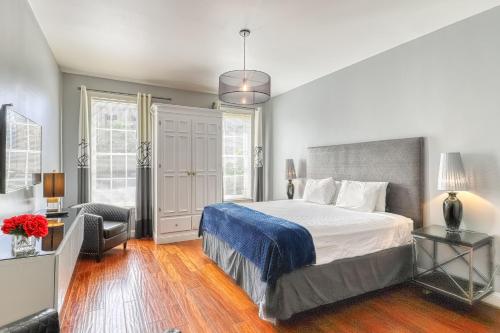 Savannah Lez Frederick: Premier near Forsyth Park