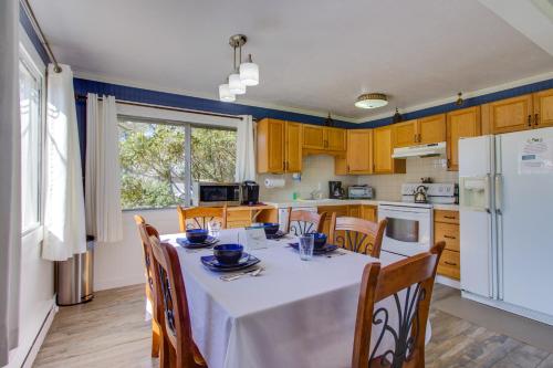 Pacific Breeze Hideaway - image 8