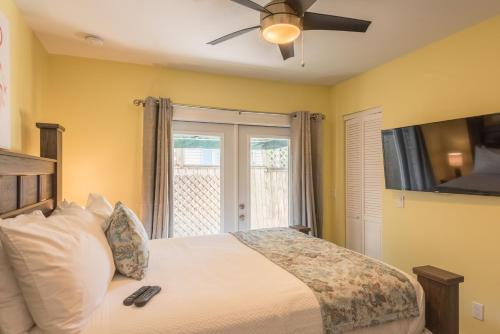 Commodore's Cove - main image