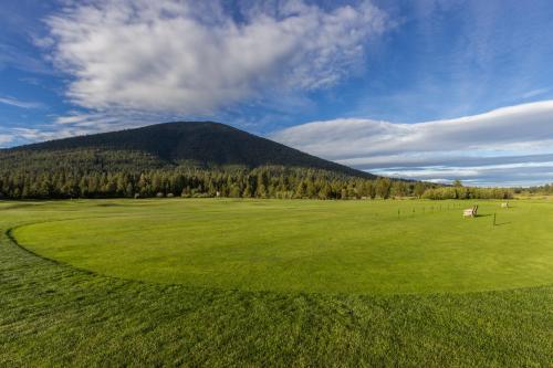 Black Butte Ranch: South Meadow Home Eighty-Four - image 2