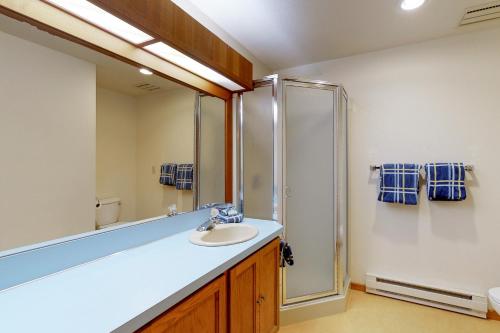 Black Butte Ranch: South Meadow Home Eighty-Four - image 5