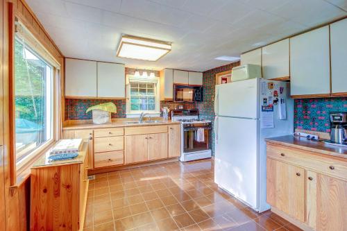 Amherst Lake Cozy Cottage - image 6