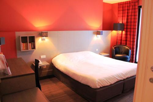 Small Double Room image 3