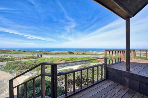 Gorgeous Waterfront home with easy Beach Access in Cleone (CA)