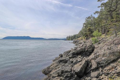 Northwest Shoreline Home - image 2