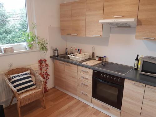 virtuve, Künstler Ferienwohnung 3 Zimmer Küche Bad zentrale Lage (Kunstler Ferienwohnung 3 Zimmer Kuche Bad zentrale Lage) in Hagen im Bremischen