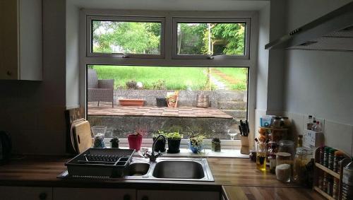 Nice double and single rooms in the quiet area with excellent shared facilities in Budshead