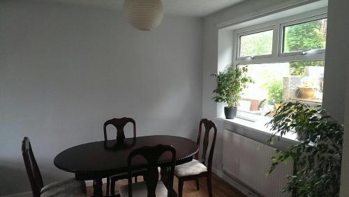Nice double and single rooms in the quiet area with excellent shared facilities in Budshead