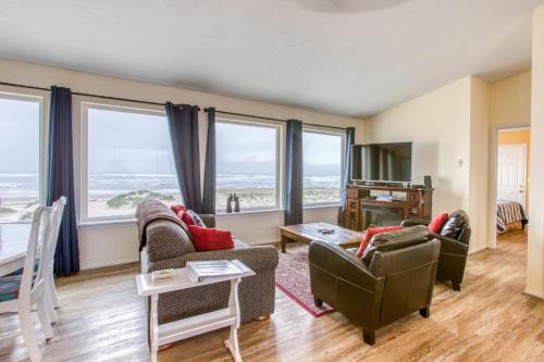 Bayshore Modern Beach House - image 9